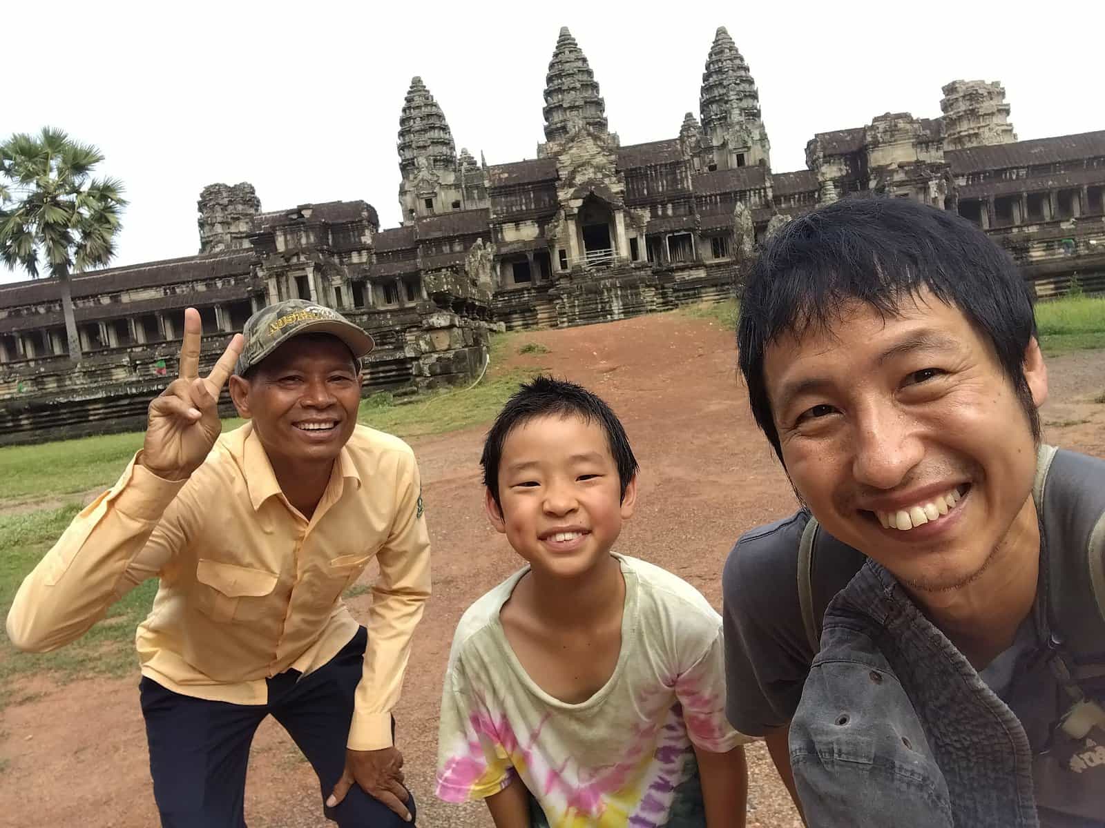 San Park with a smiling family in front of Angkor Wat