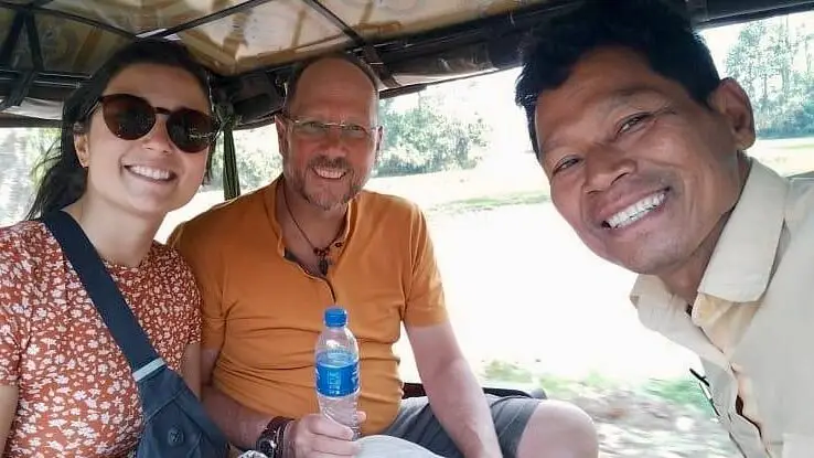 San with happy guests on the way between temples